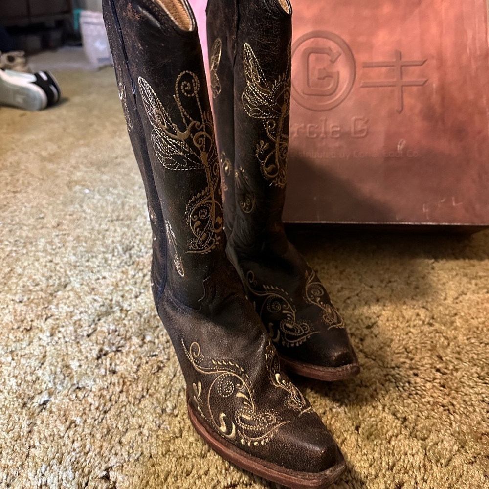 Circle G Brown Boots with Dragonfly Stitching